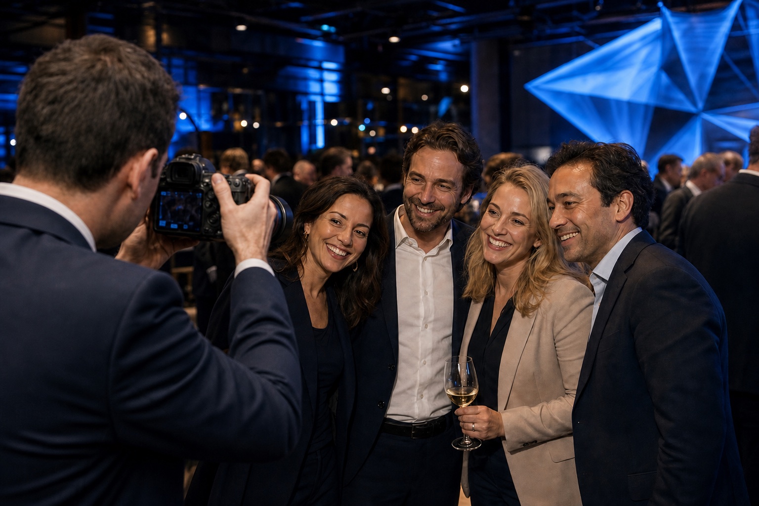 Professionele fotograaf fotografeert een groep gasten tijdens een levendig corporate event